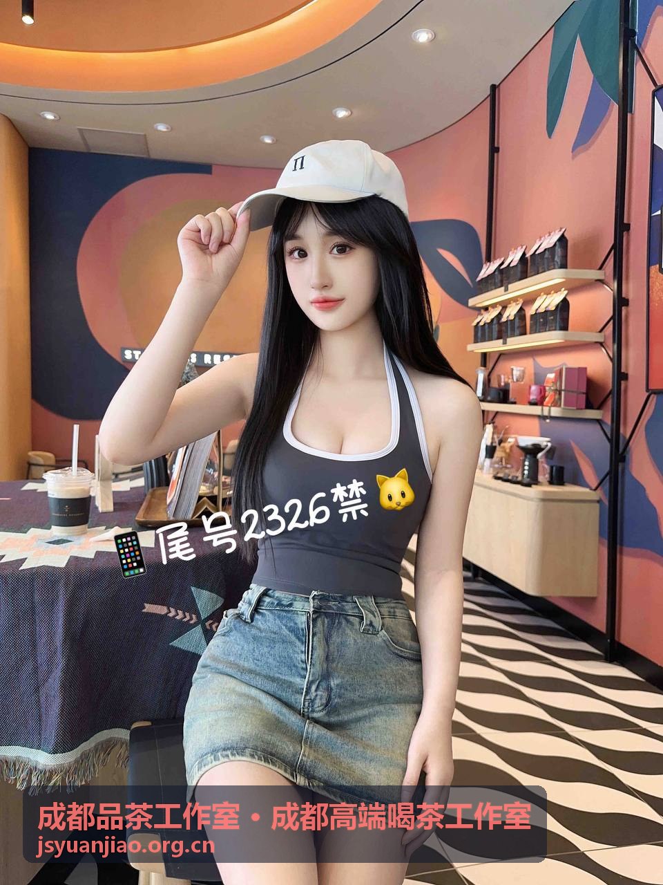 成都品茶工作室茶艺师在茶席前服务